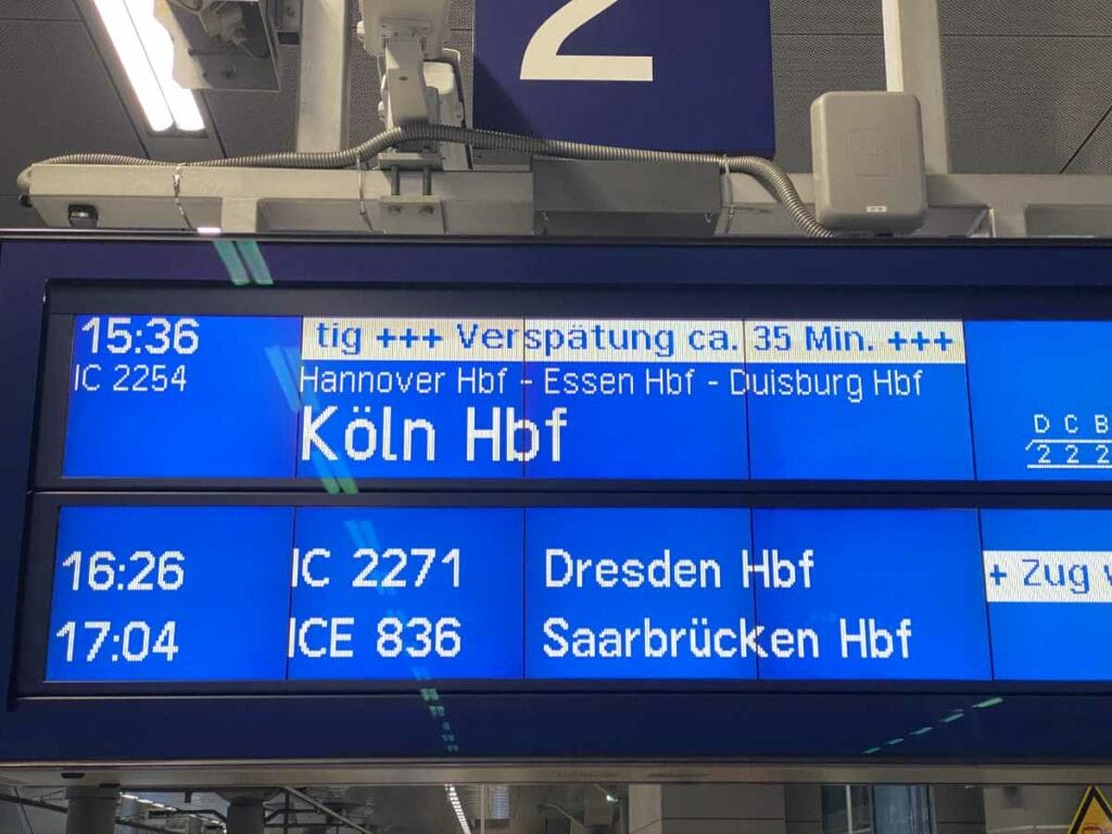 Bahnsteigs Anzeige mit weißer Schrift auf blauem Hintergrund. Bild https://HauptstadtPapa.com