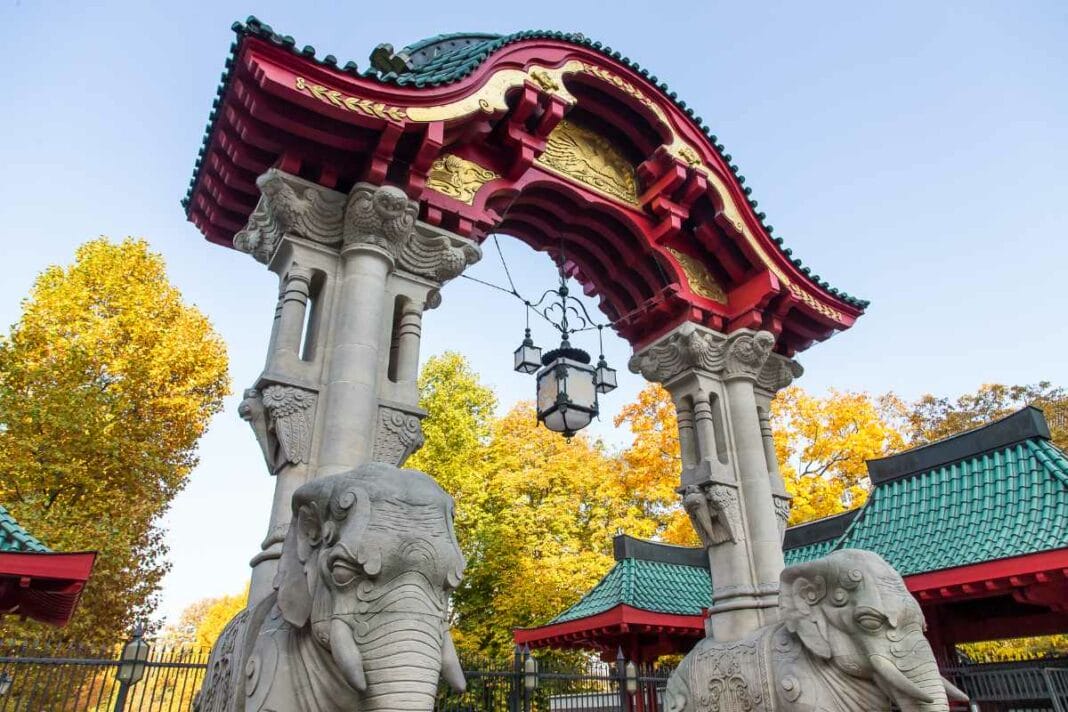 Das beruehmte Elefantentor bildet den Eingang zum Berliner Zoo.