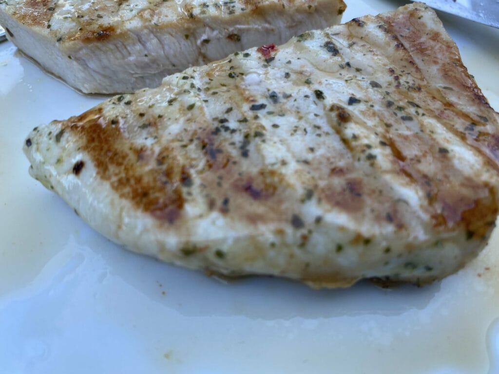 Das Fleisch ist auf den Punkt gegart und dabei noch herrlich saftig. Das ist mir auf dem herkömmlichen Grill nur selten gelungen. (Bild: HauptstadtPapa.com)