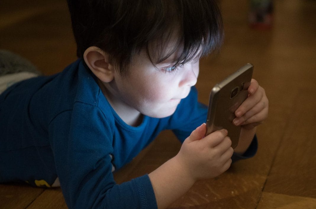 Junge spielt mit dem Smartphone. Kinder verbringen oft zu viel Zeit vor dem Bildschirm. (Foto: Pixabay/Andi Graf)