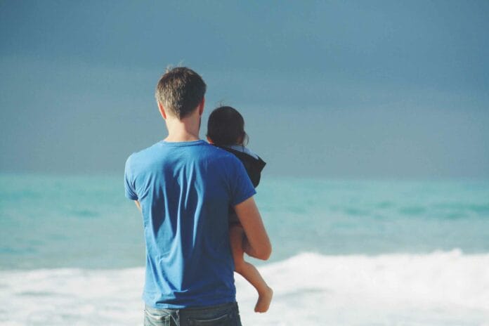 Vater mit Kind am Meer - Unsplash:Steven van Loy Alleinerziehende Kindergeldempfänger gehen leer aus beim 3. Entlastungspaket (Bild: Unsplash/Steven van Loy)