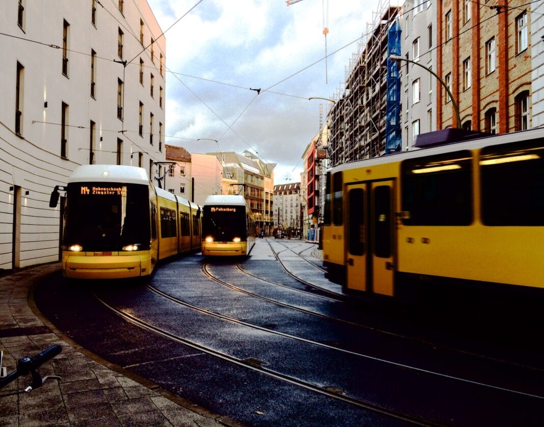 Trams in Berlin Mitte. Auch in Berlin startet am 1. Mai das Deutschland-Ticket.