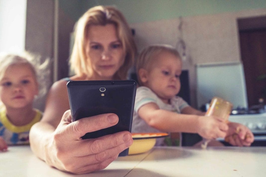 Mutter am Smartphone: Eltern sollten sich mehr auf ihre Kinder fokussieren. (Bild: Unsplash/Vitolda Klein)