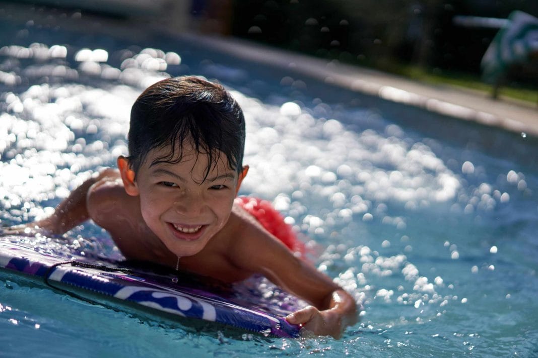 Wie die Fähigkeit schwimmen zu können Leben retten kann! (Bild: Unsplash / Drew Gilliam) Wie die Fähigkeit schwimmen zu können Leben retten kann! (Bild: Unsplash / Drew Gilliam)
