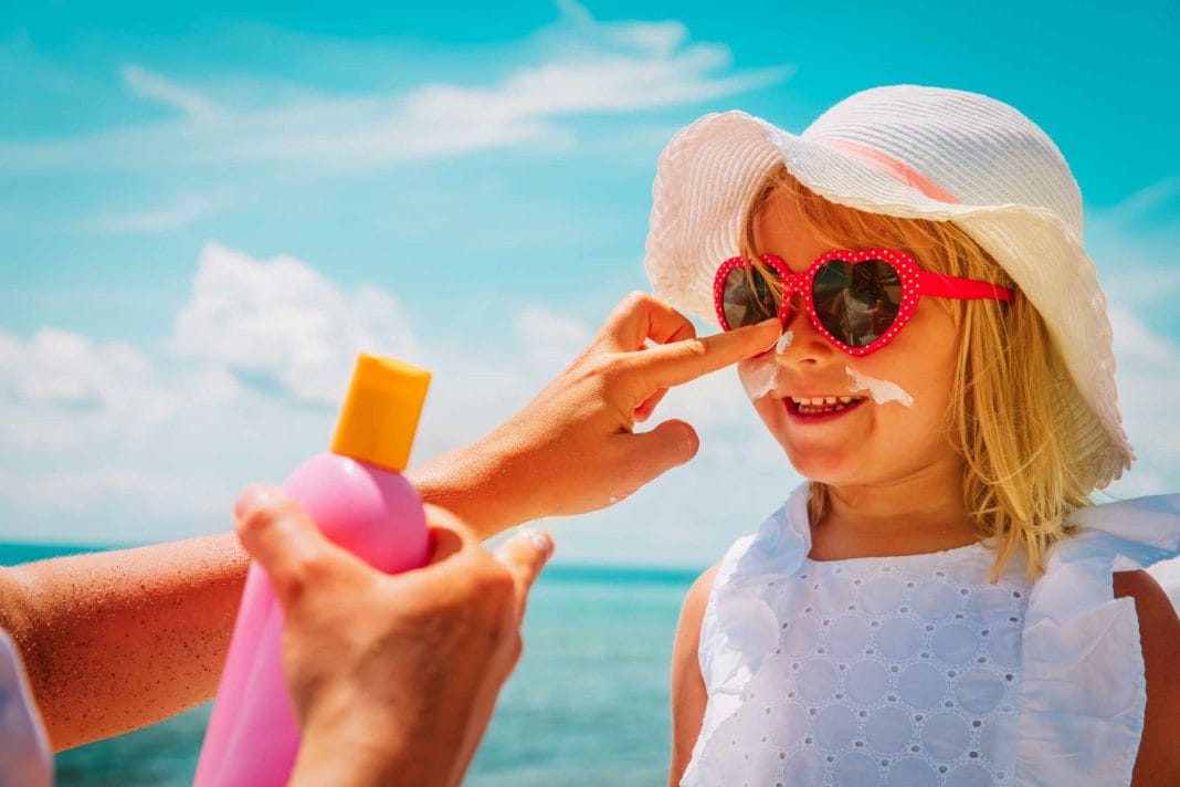 Schutz vor UV-Strahlung im Sommer für empfindliche Kinderhaut. (Bild: iStock)