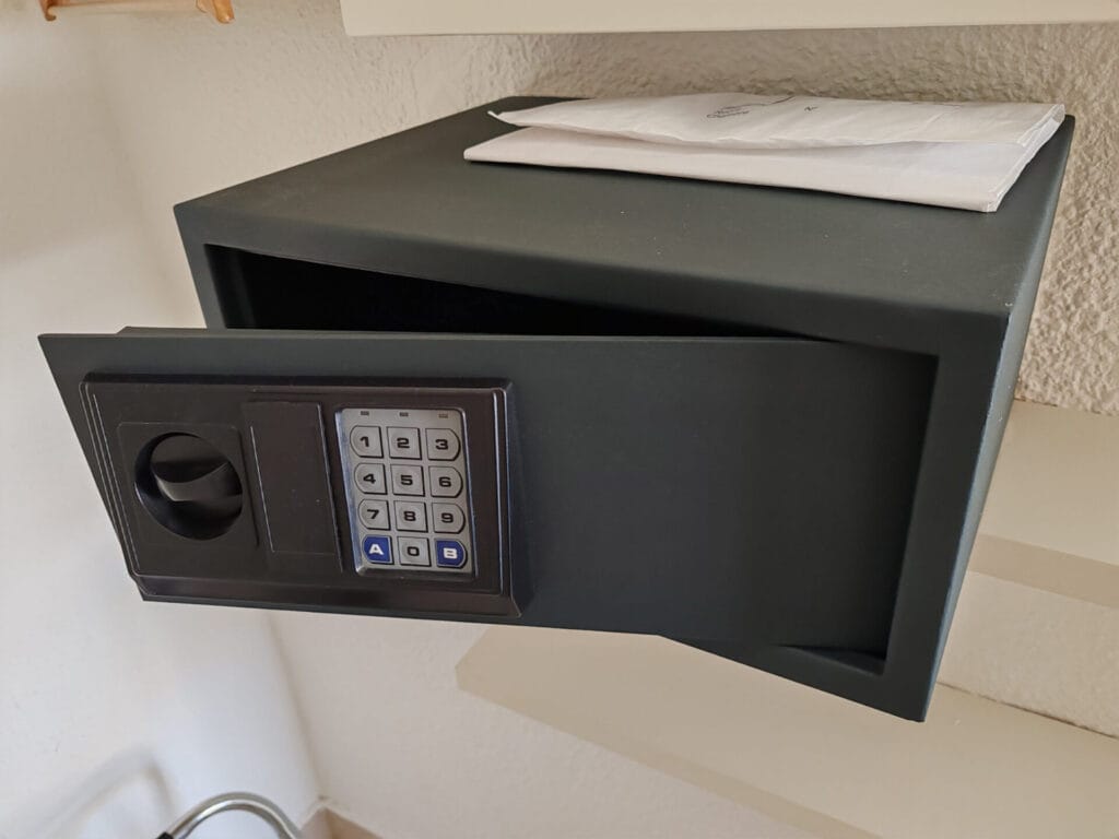 Das ist dreist, die Nutzung des Zimmer-Safes kostet pro Tag 4 Euro zzgl. Kaution. (Bild: HauptstadtPapa.com)