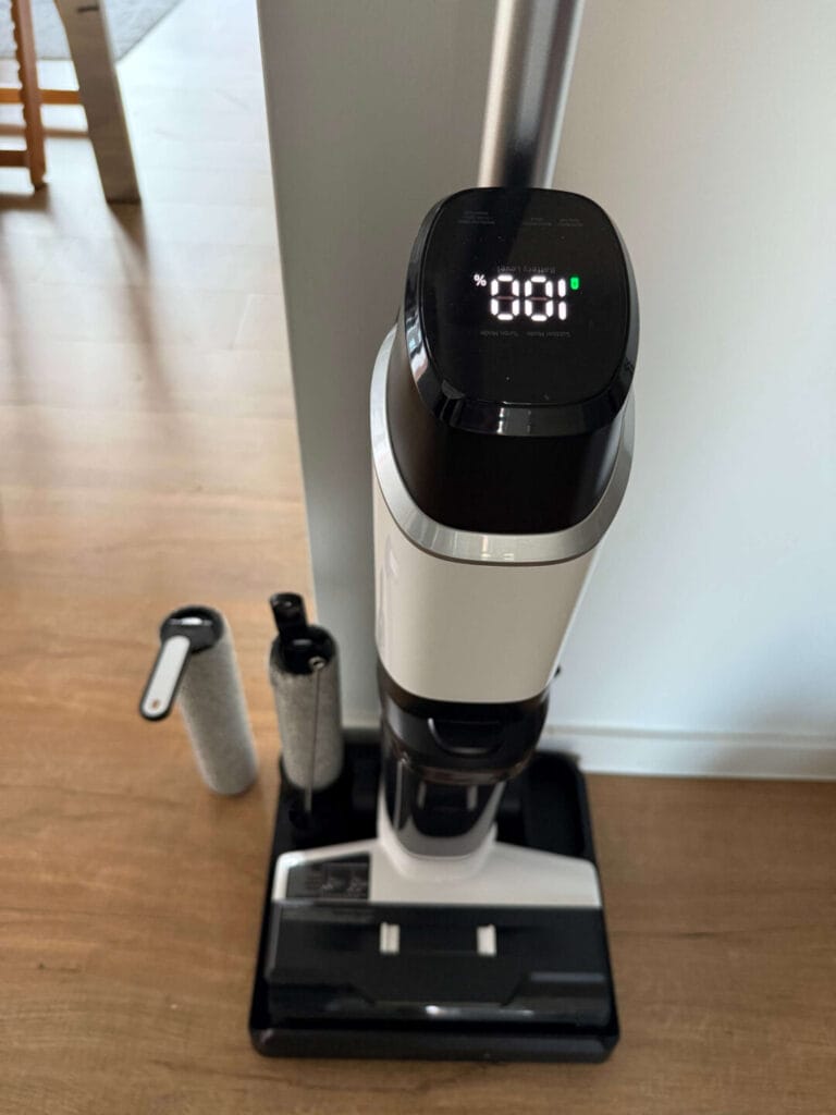 Eingeschalteter Cleanwise BVC-T8 mit vollem Akku.